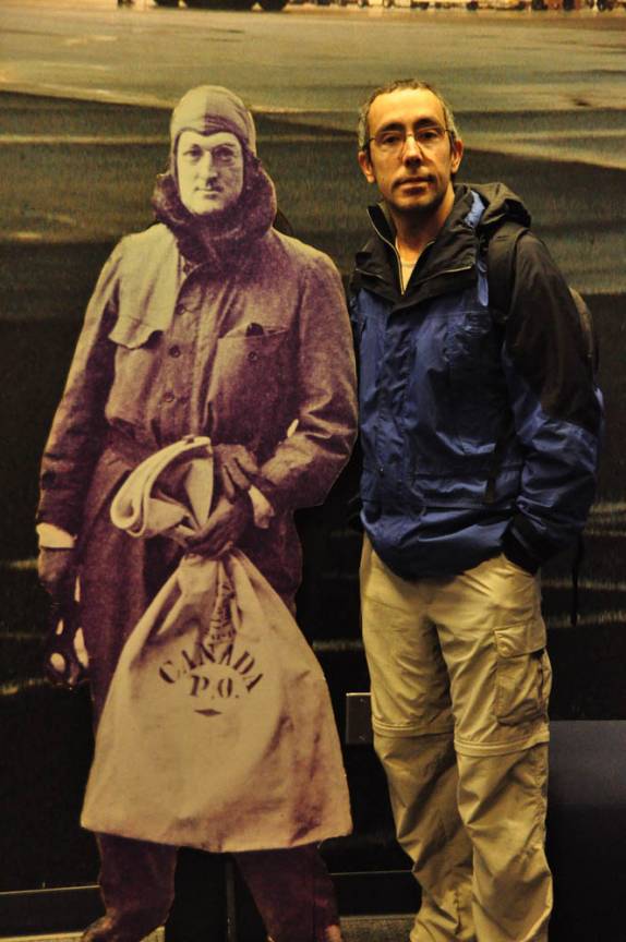 A tradicional foto com o fundador da companhia, na fábrica da Boeing, 30 km ao norte de Seattle, no estado de Washington, nos Estados Unidos